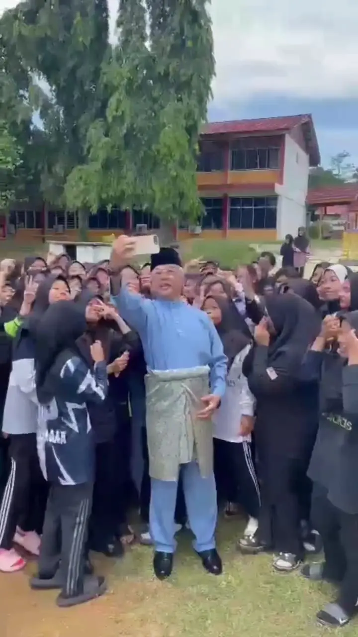 Agong takes selfies with Pahang students 