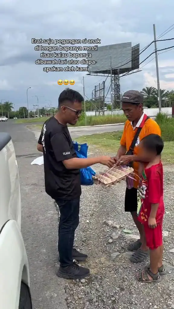 M'sian influencer Saharuddin Amirullah giving essential items to father and son in Sabah