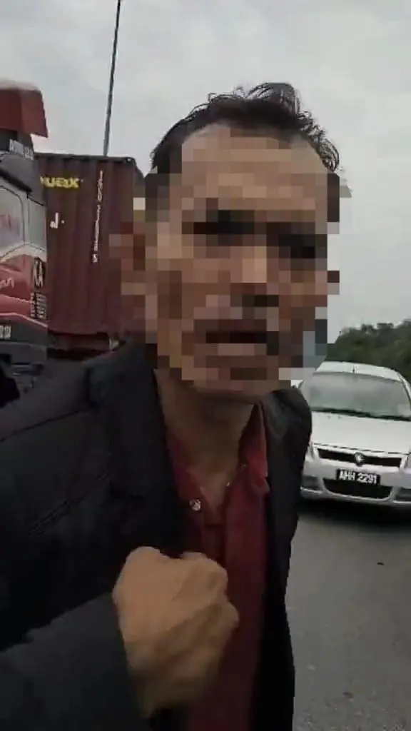 M'sian Men Get Into Fight Over Car Accident, One Of Them Threatens To Call 'Police Friends' On The Other