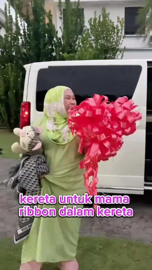 Dato Seri Vida holding ribbon and plushie 