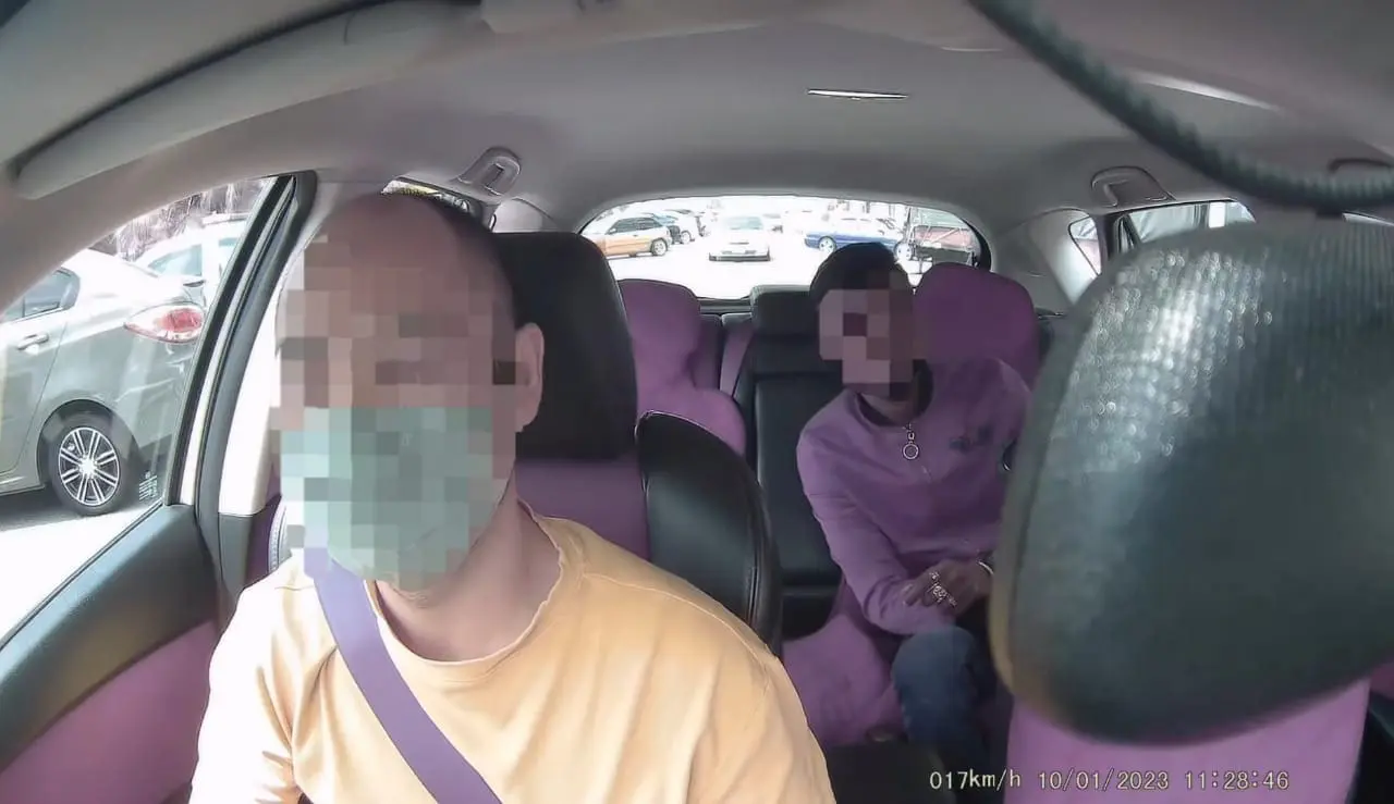 A passenger casually having a conversation with the ehailing driver 