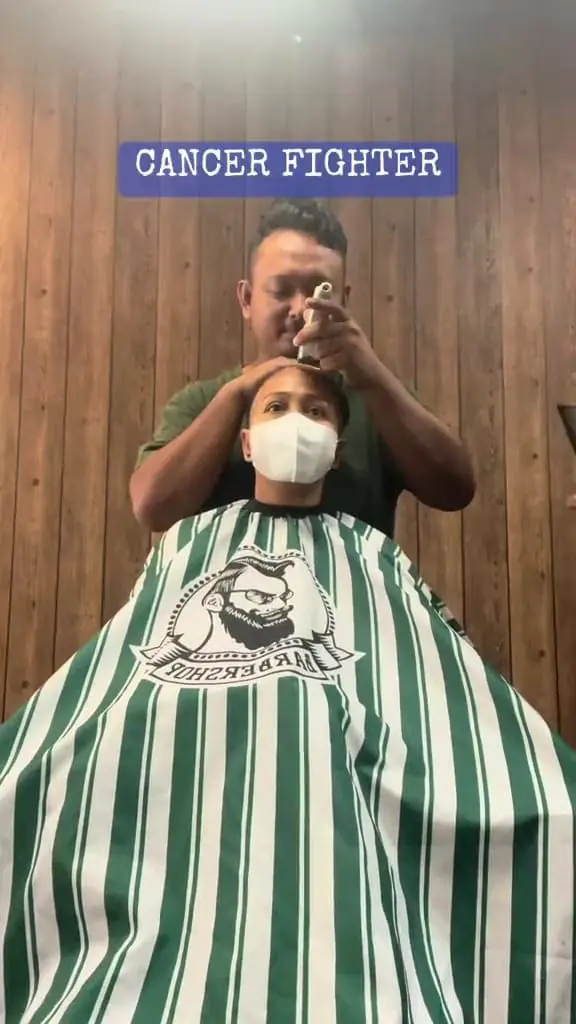 Msian man shaving his wife head who is suffering from cancer