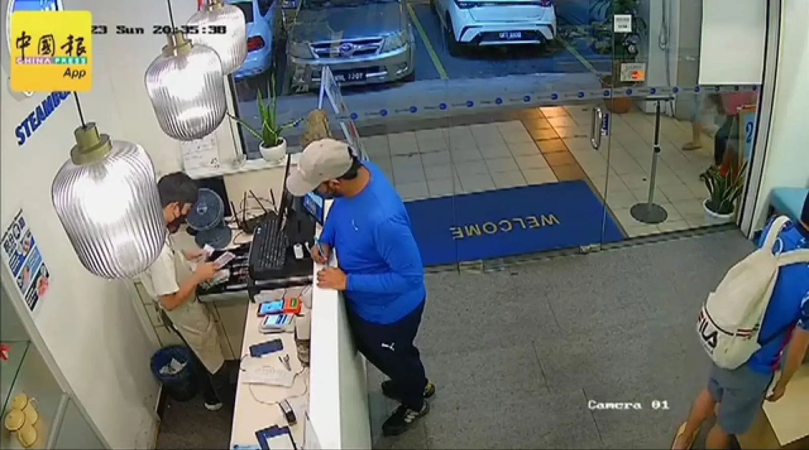 Scammer pretending to be money collector while having conversation with the cashier 