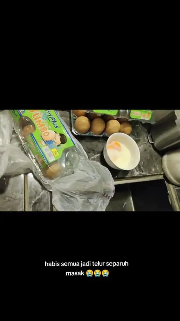 Eggs turned half-cooked after a Msian woman left them in the car for a long time.