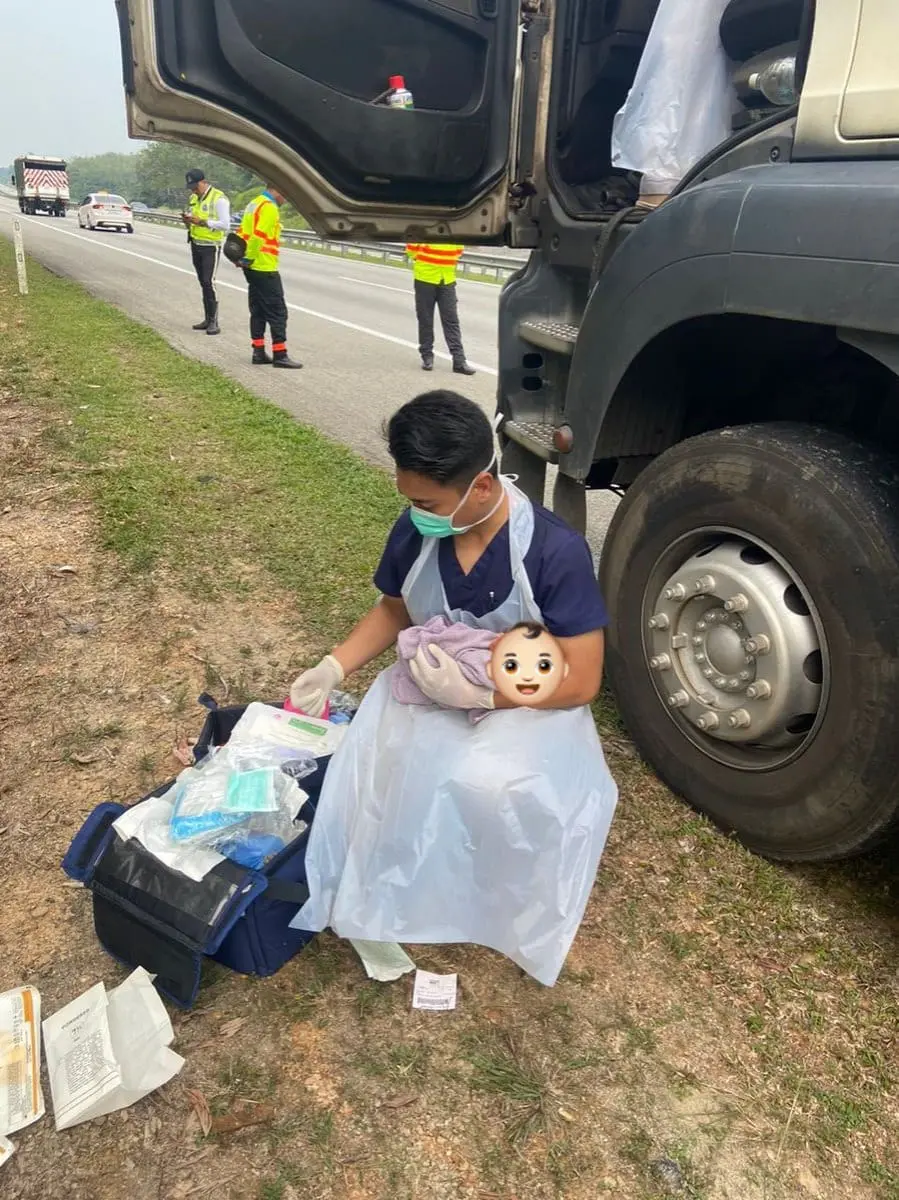 Msian doctor further checks on the newly born baby