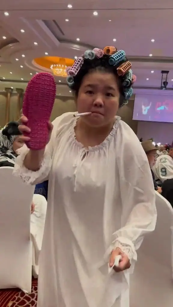 Msian landlady Qiu Yuen cosplayer showing slipper