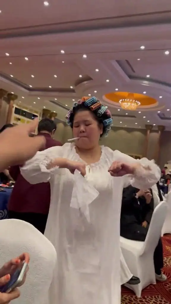 Msian landlady Qiu Yuen cosplayer dancing in an event 