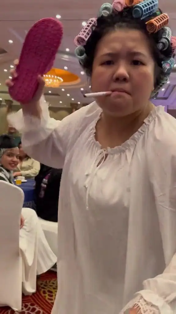 Msian landlady Qiu Yuen cosplayer acting like the woman in the Kung Fu Hustle movie