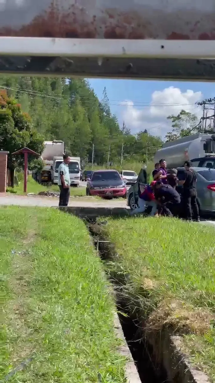 msians trying to catch the man from running away