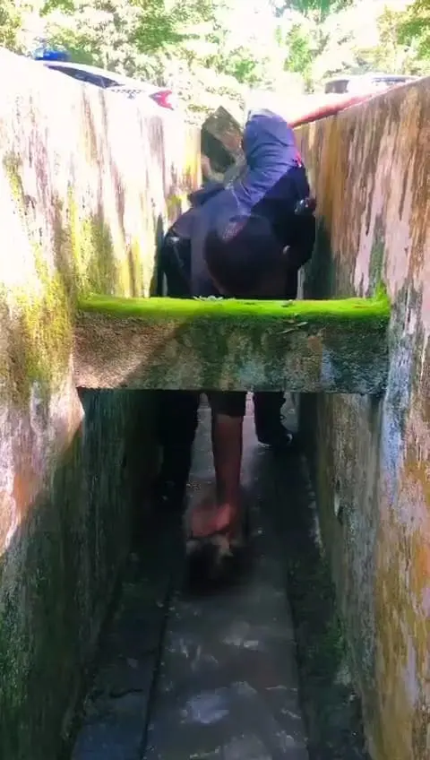 Msian police went inside the drain to rescue a puppy