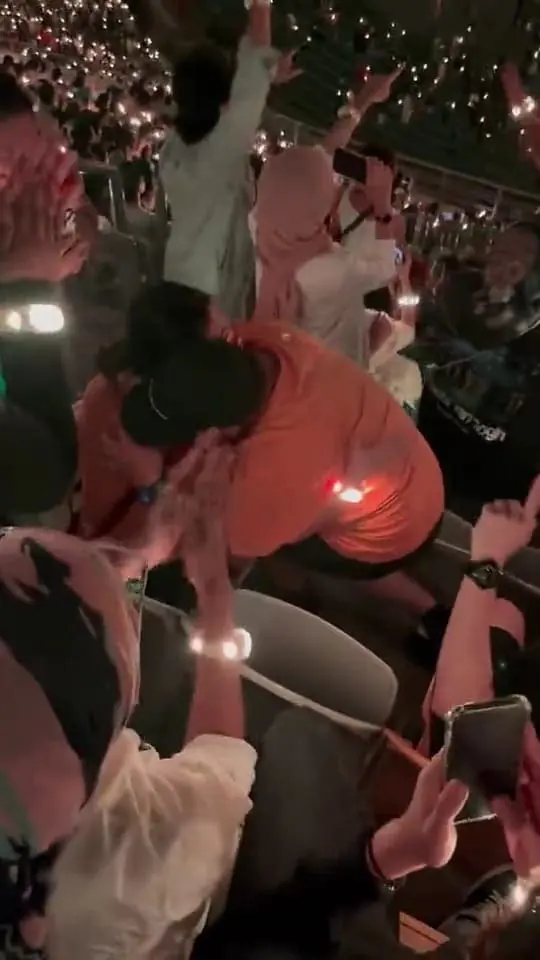 Msian man hugged his girlfriend after she accepted his proposal at Coldplay's concert.