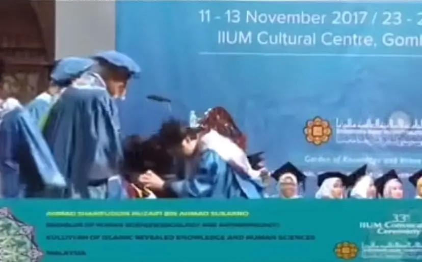 IIUM graduate receiving scroll