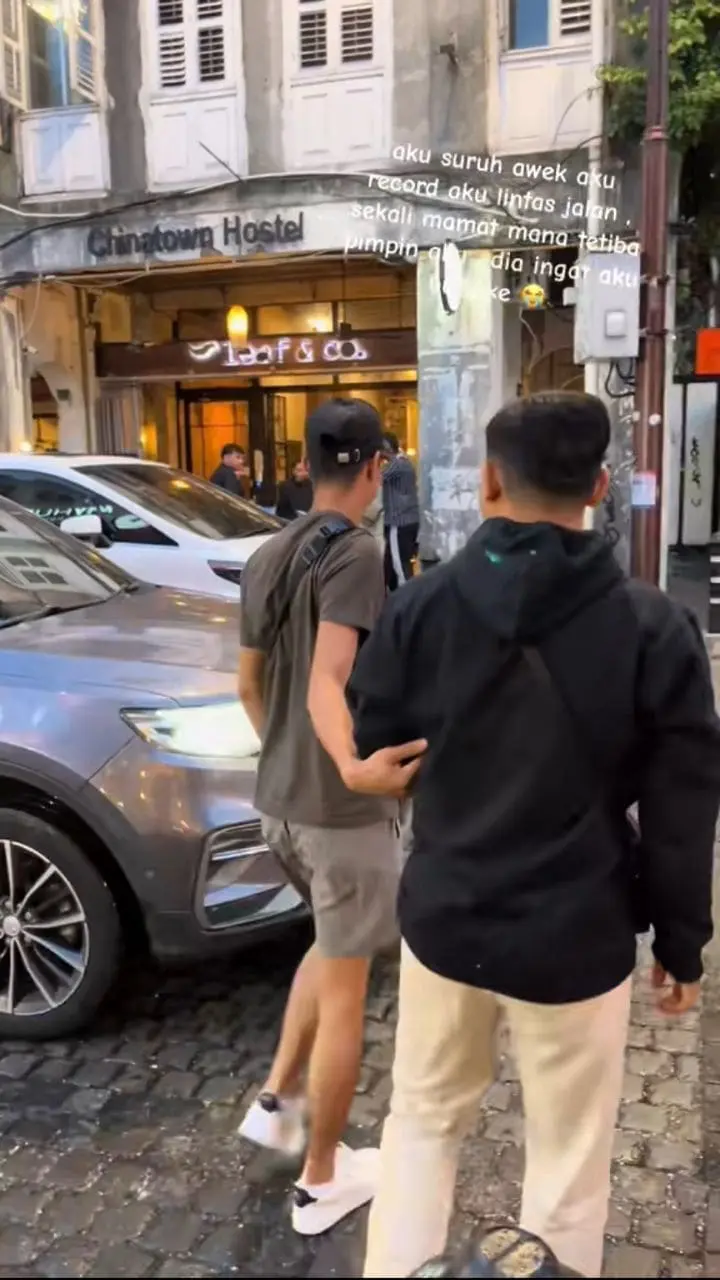 Kind stranger helps M'sian man cross the road