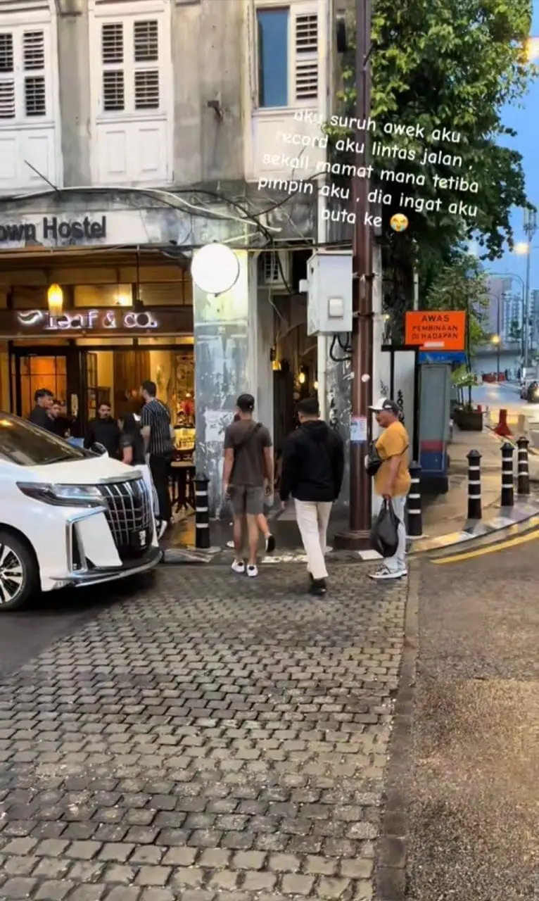 Stranger leaves after helping M'sian man cross the road