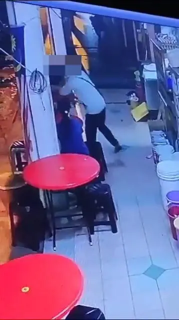 A customer stabbing a food vendor with knife near his stall. 