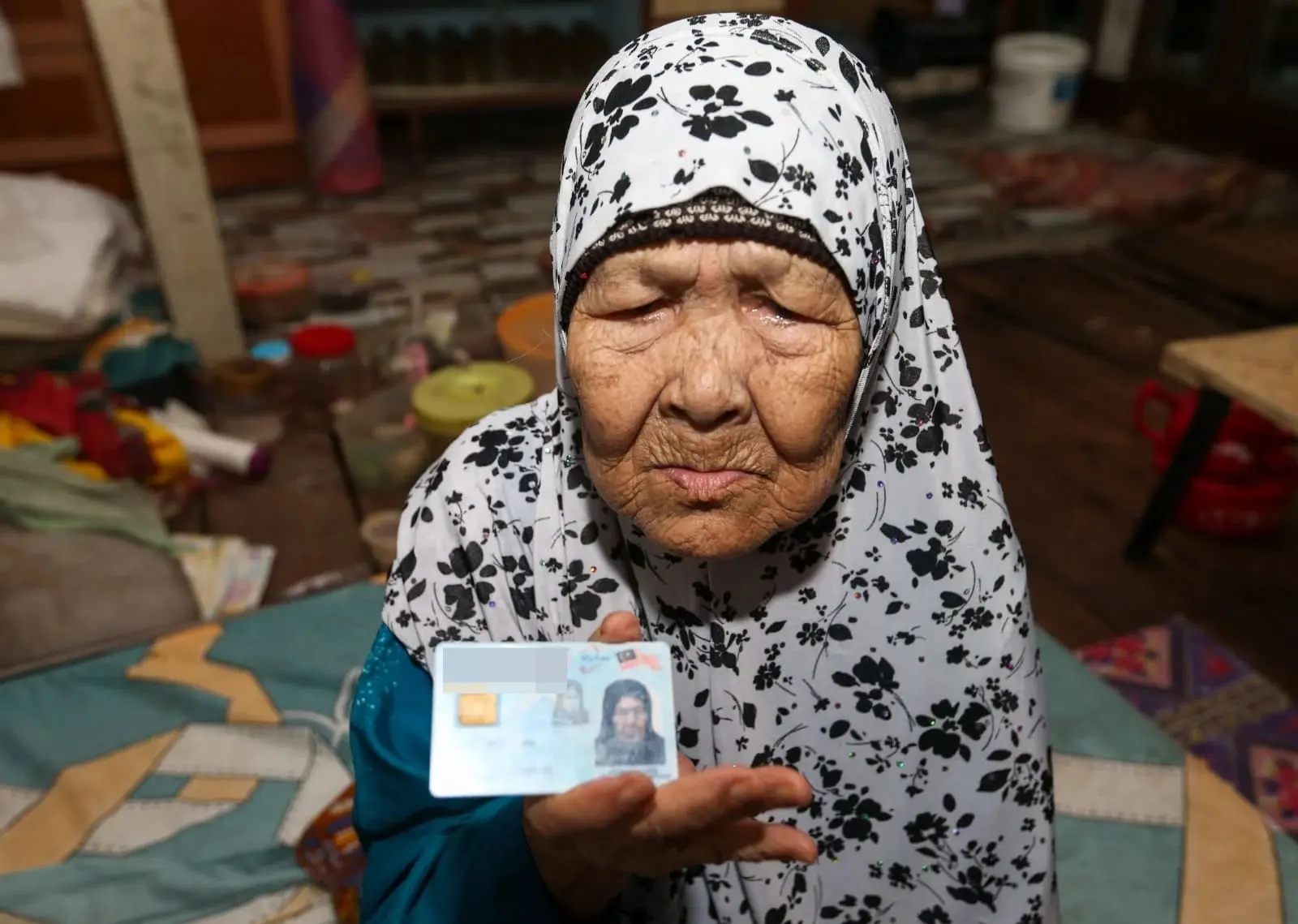 112yo M'sian Grandma showing her ic.