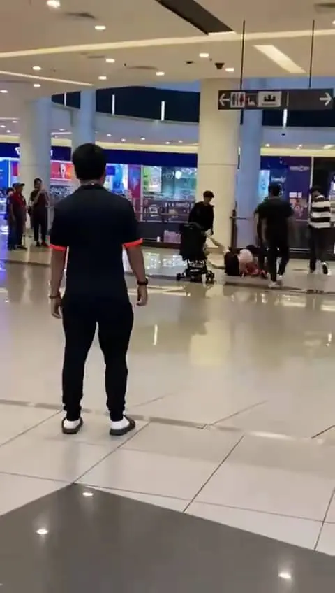 M'sian woman allegedly getting choked by a man at Johor mall