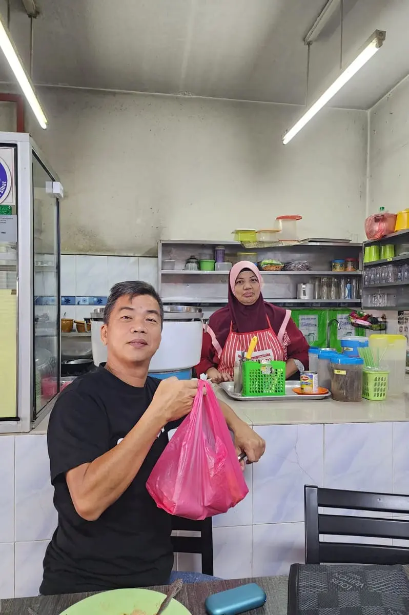 Sunny Coco at his favorite nasi lemak stall with the makcik.