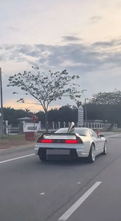 Surprised M'sian couple shocked by the real price of this Ultraman-themed Honda NSX-R.