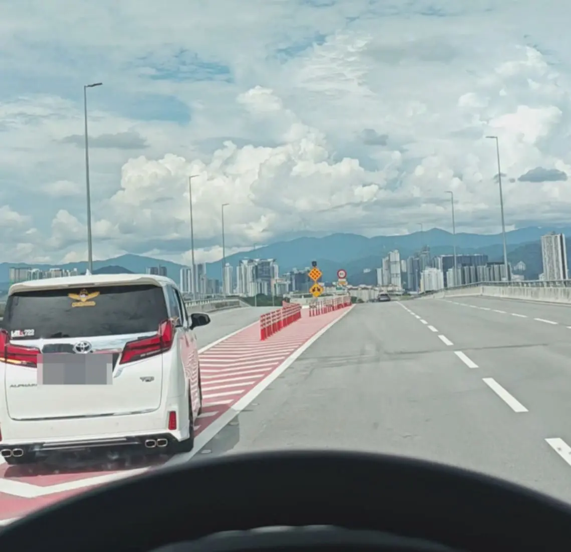 Alphard Swerves In Front Of M'sian Driver Out Of The Blue