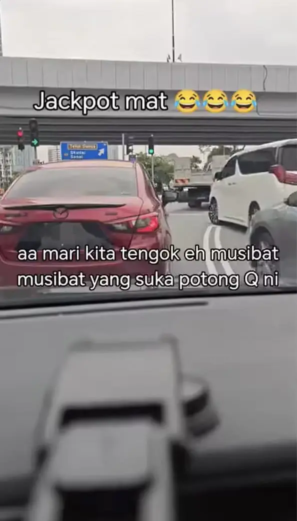 White MPV cutting queue in Johor