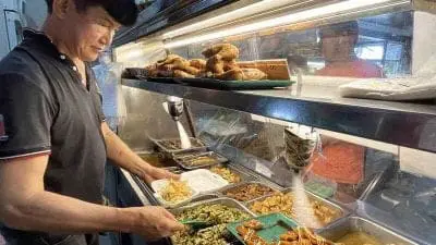 "Enough For A Family Of 4" — Sabah Vendor Sells Economy Rice From As Low As RM2.50 1