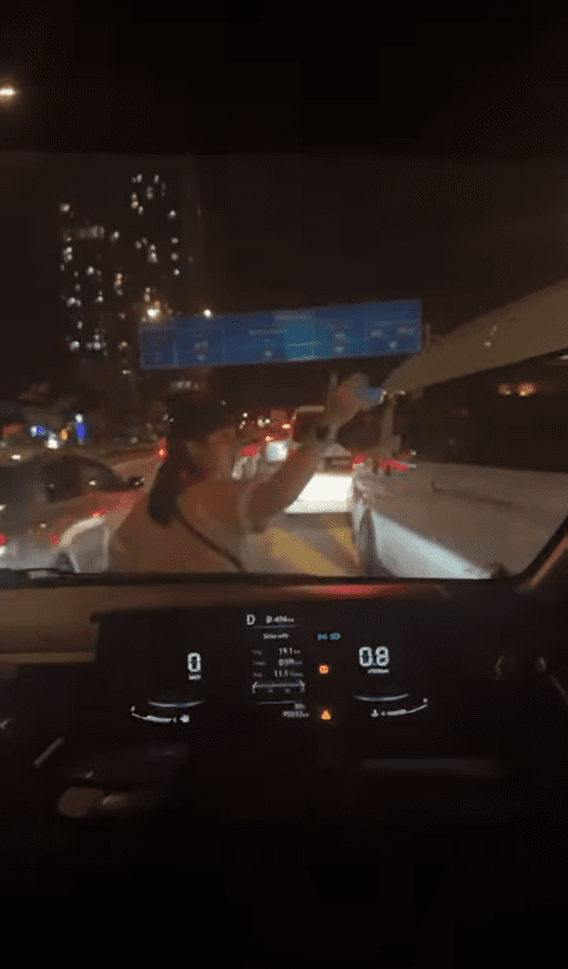 Woman asks SG-registered vehicle to cut queue