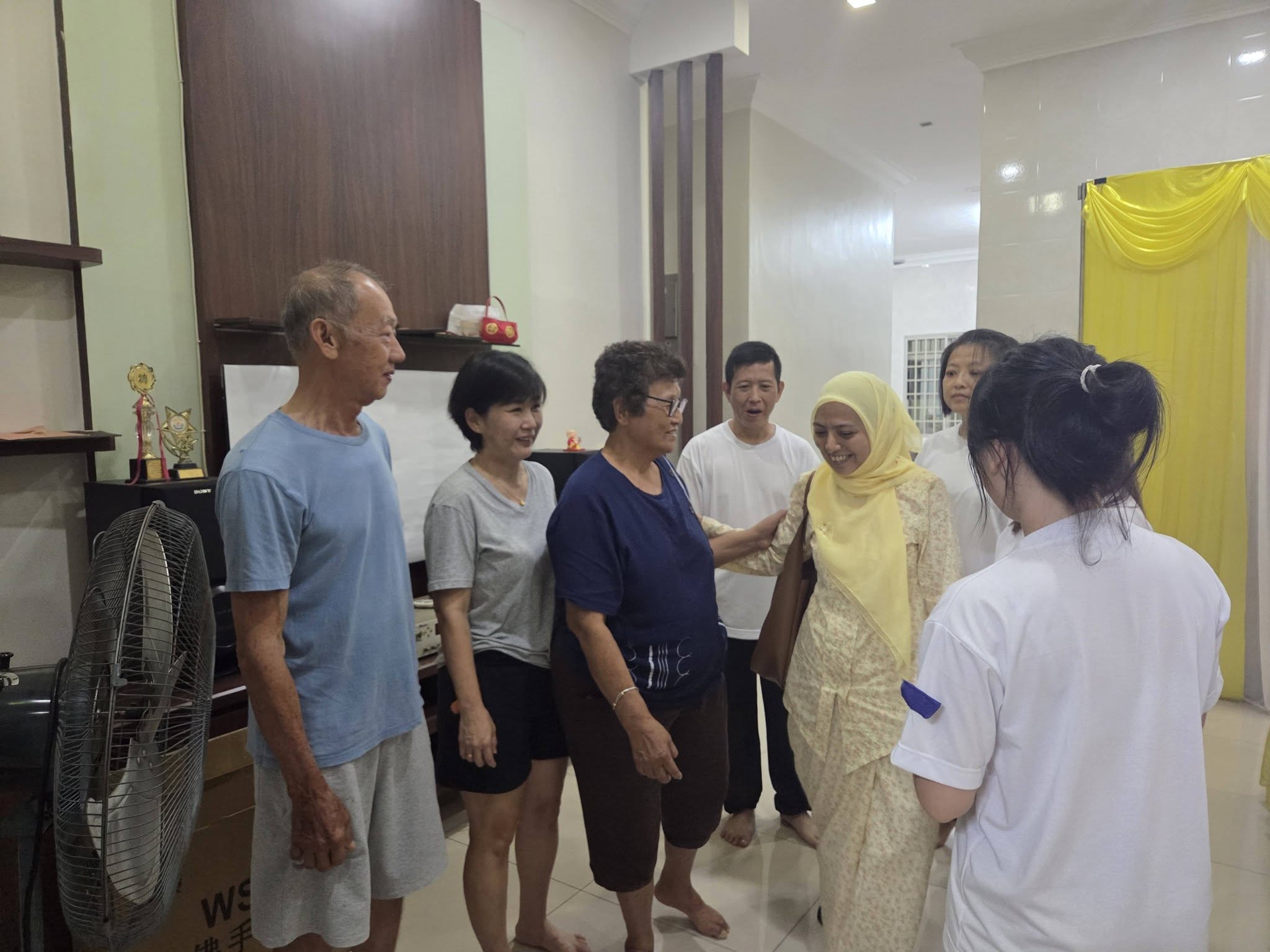 Woman attends non-Muslim funeral (2)