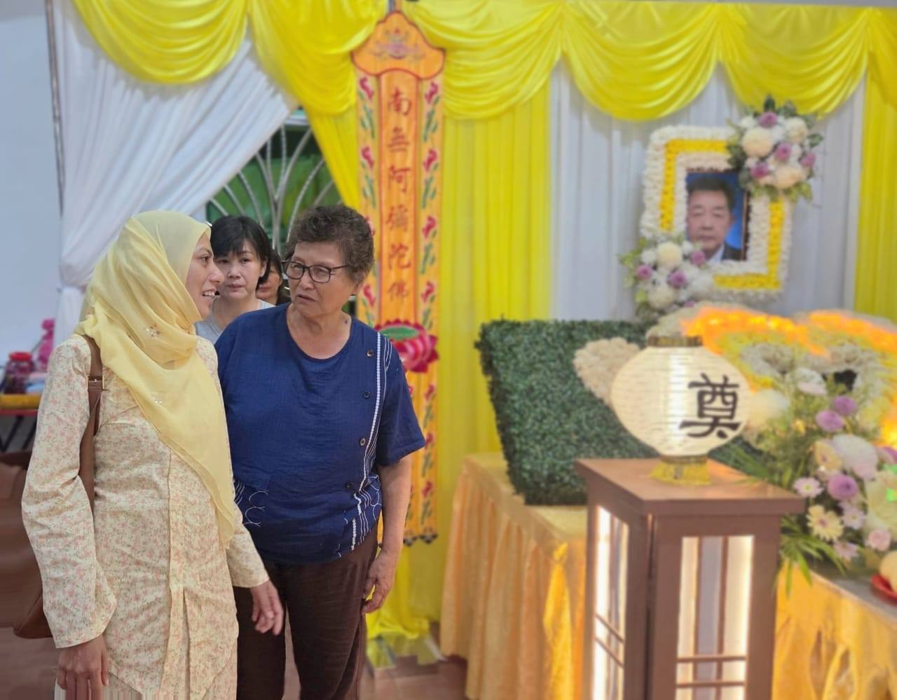 Woman attends non-Muslim funeral (3)