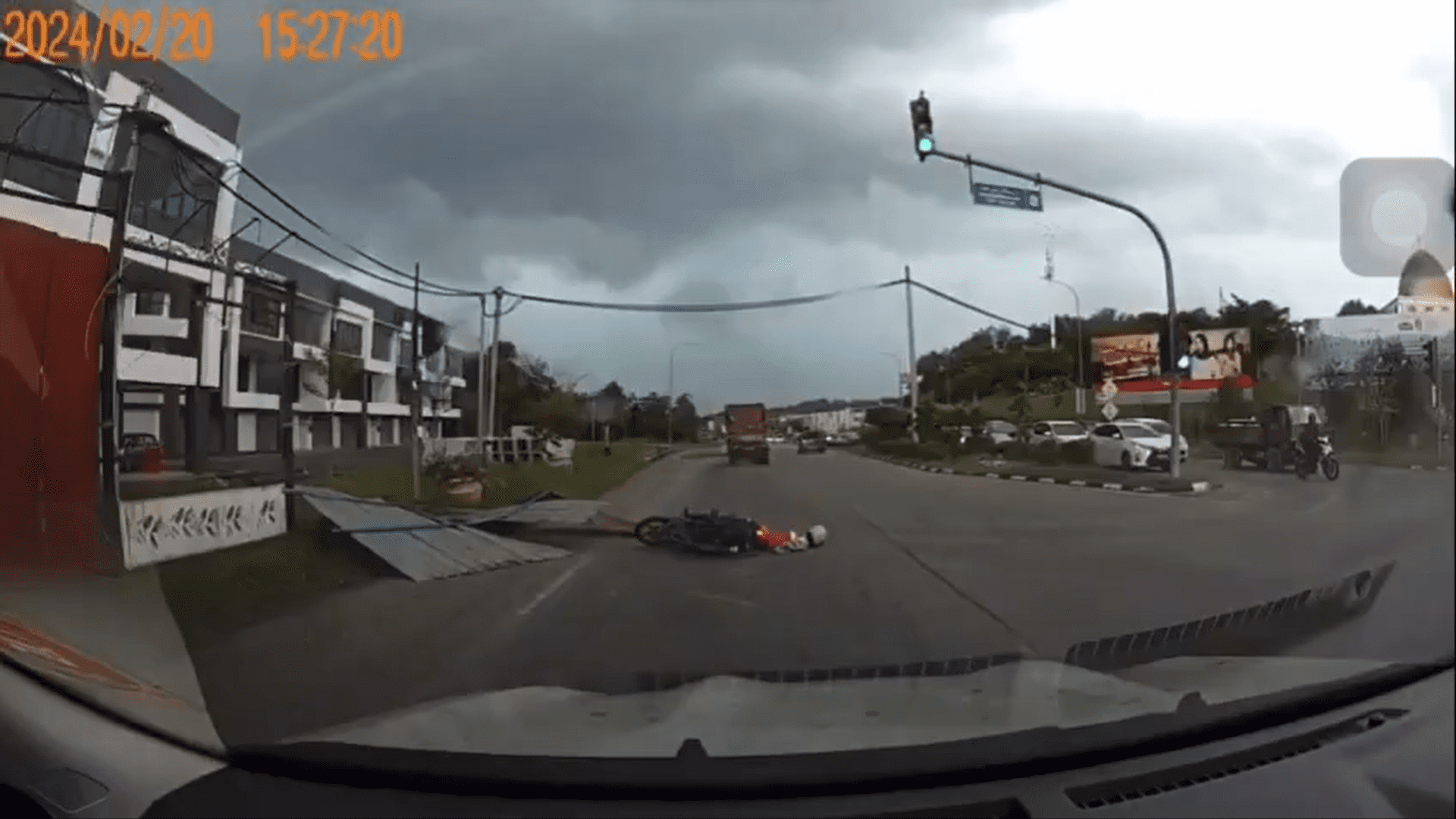 M'sian woman lies on the road after getting hit by billboard