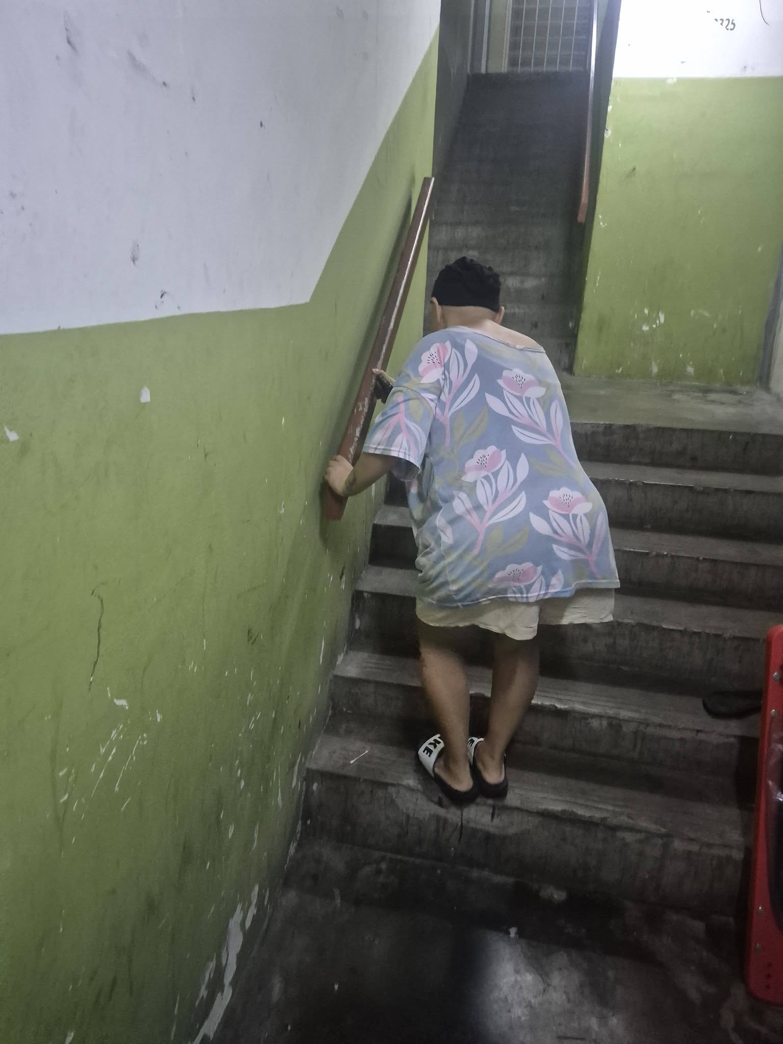 Woman makes cookies for cancer treatment (3)