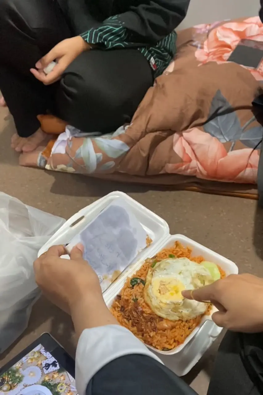 woman pointing finger at the fried egg