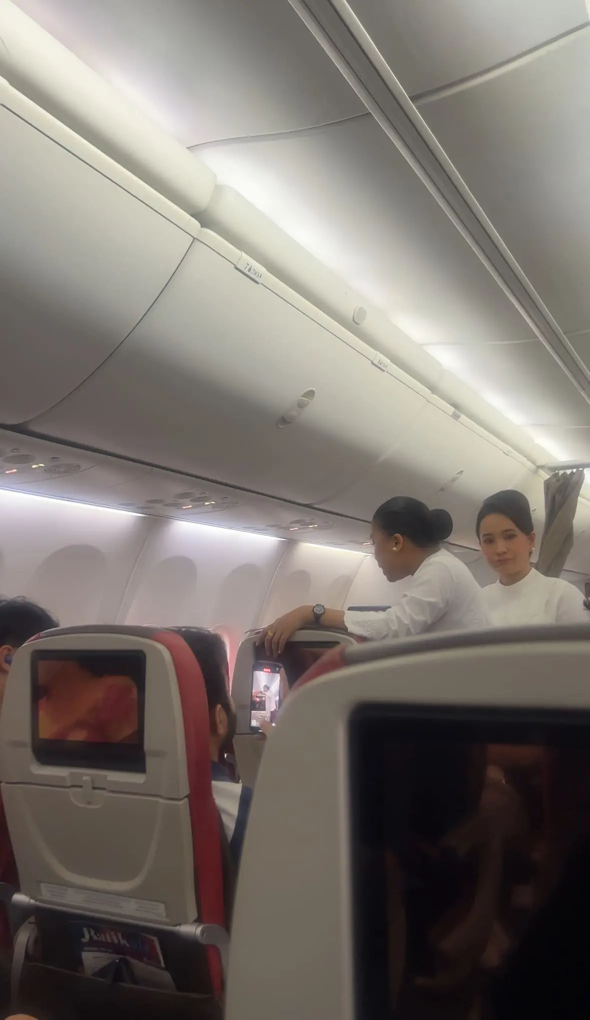 Woman Refuses To Wear Seatbelt & Argues With Crew