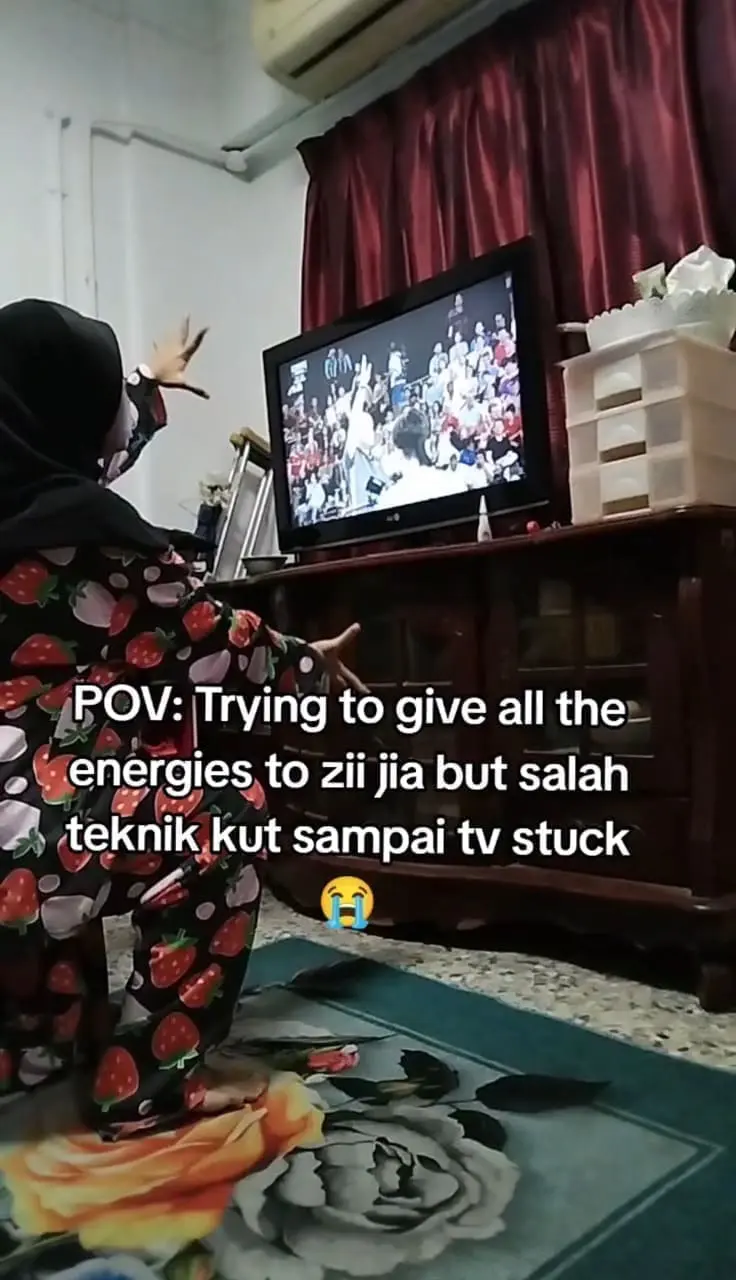 woman sending energy to lee zii jia