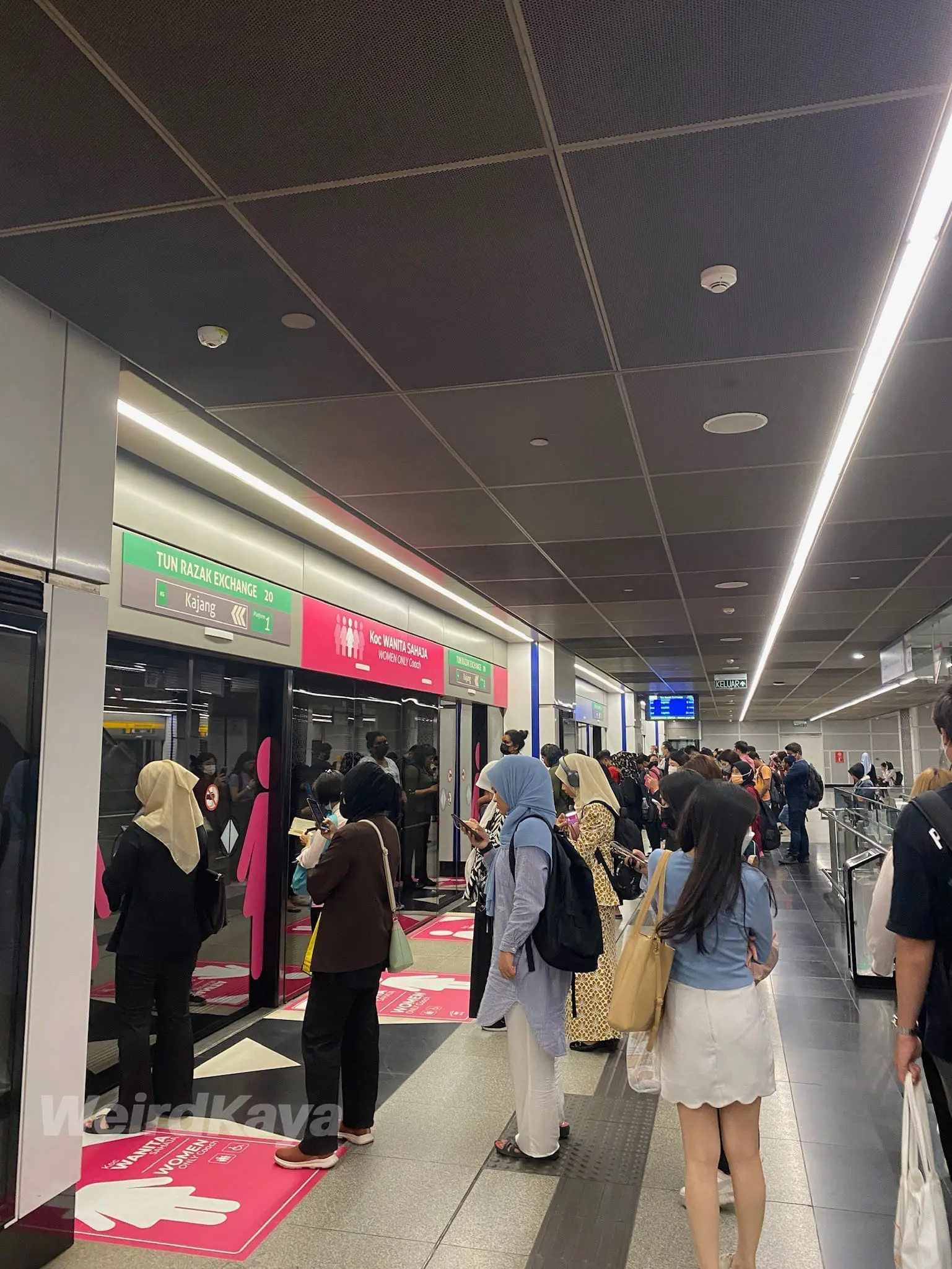 women coach mrt trx crowd lining up