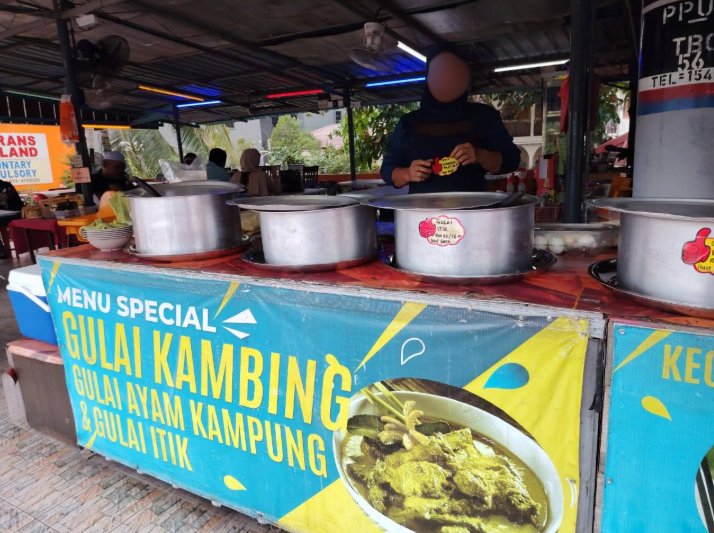 Worker at Kedah stall which sold RM150 mutton curry
