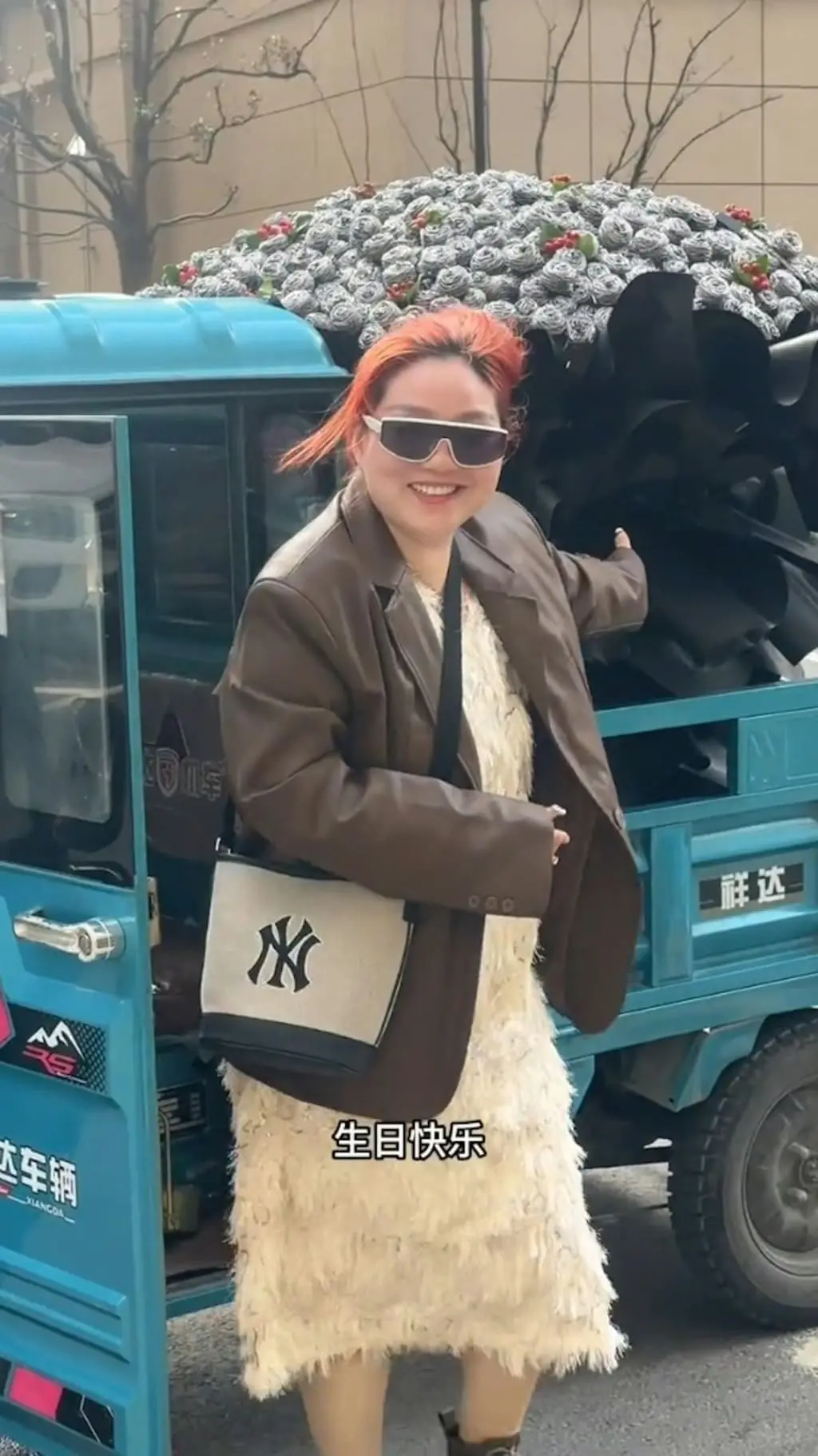 Xiao Mei gifting steel wool rose