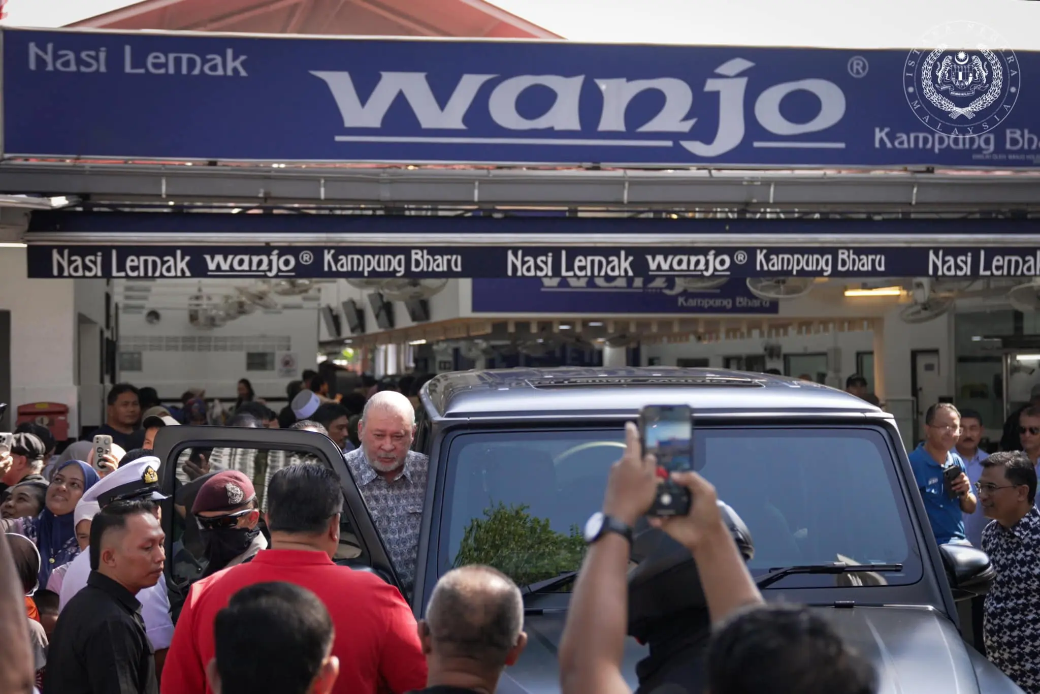 Yang di-Pertuan Agong, Sultan Ibrahim coming down from his car