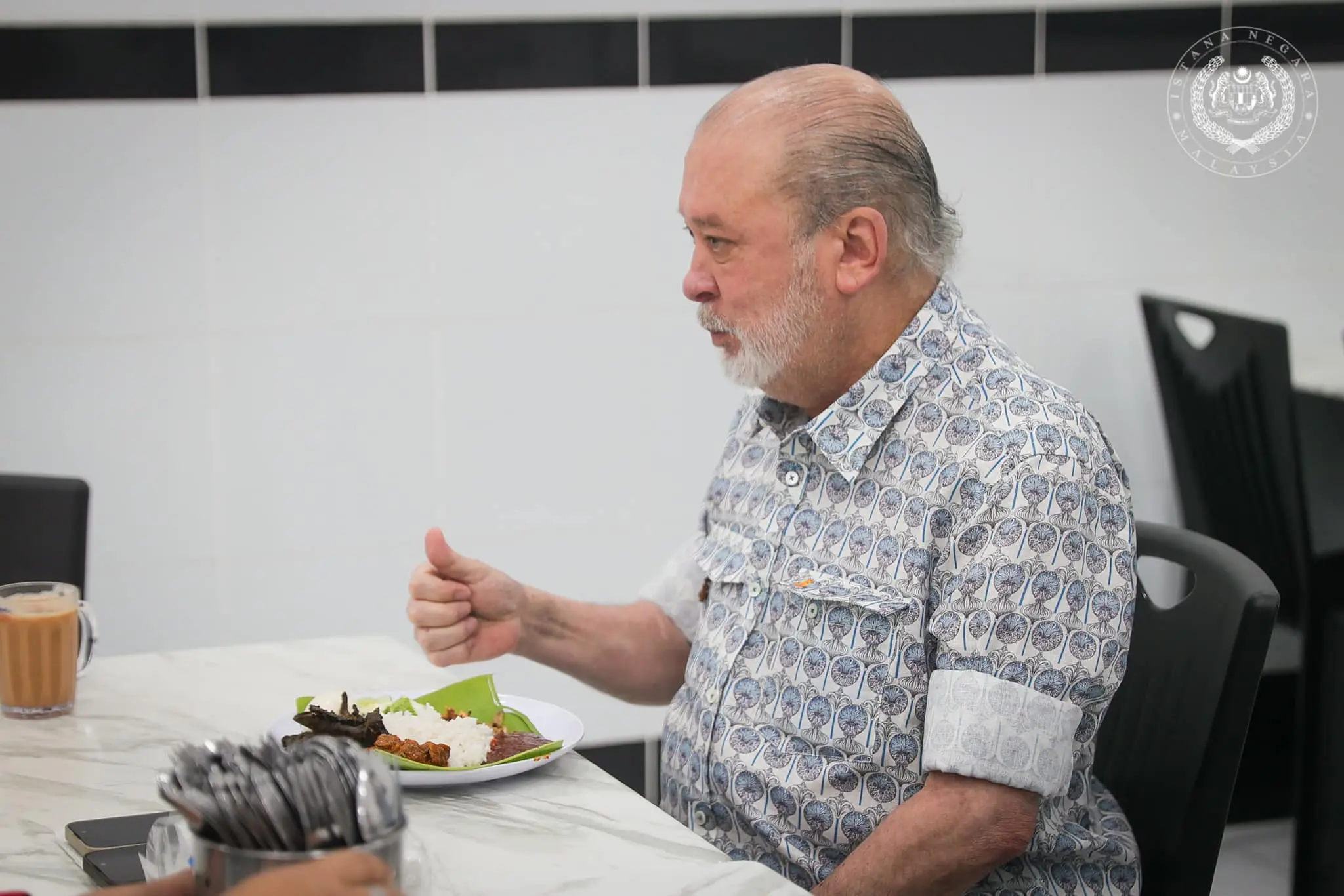 Yang di-Pertuan Agong, Sultan Ibrahim eating Nasi Lemak