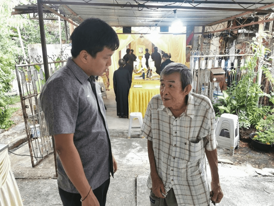 Yang Jinshan at wife's funeral