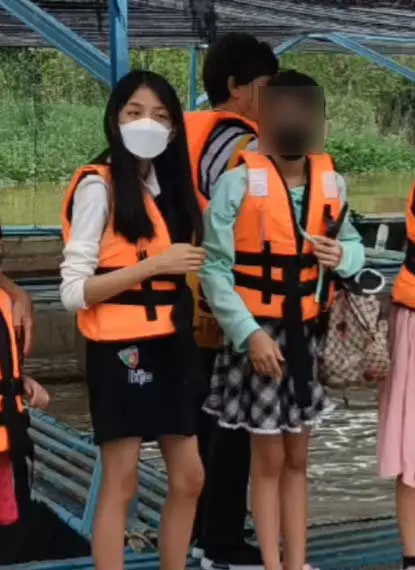 Yap Xin Yuan with her sister