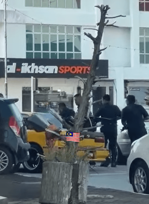 Yellow car ram black car while fleeing Screenshot 2025-02-14 175500 (1)