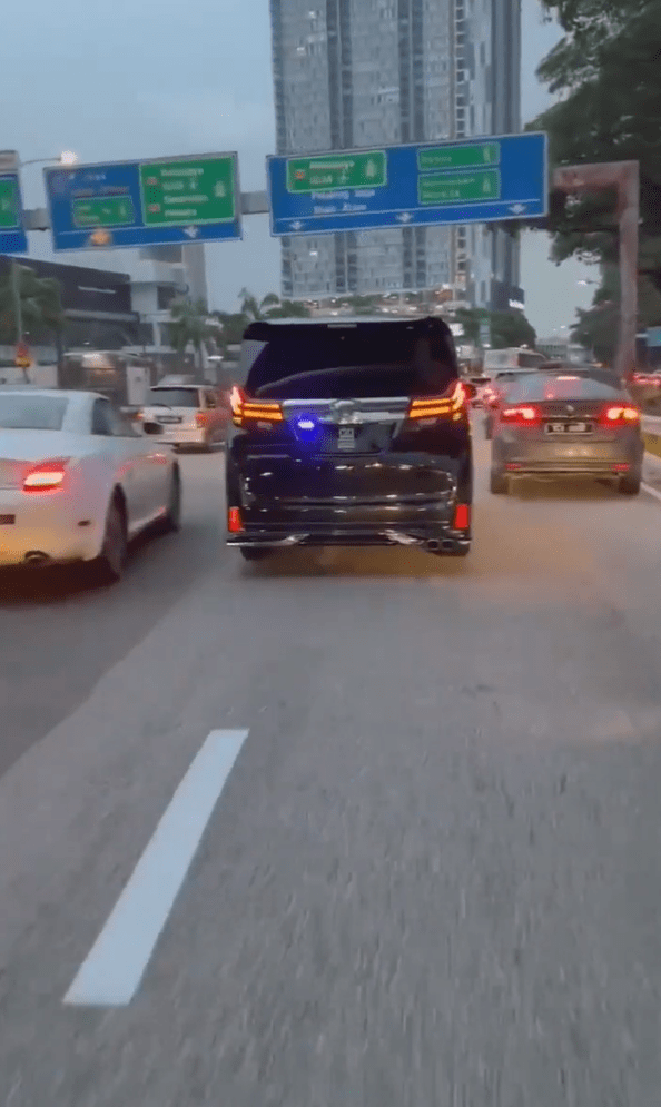 Vellfire uses police siren to skip jam