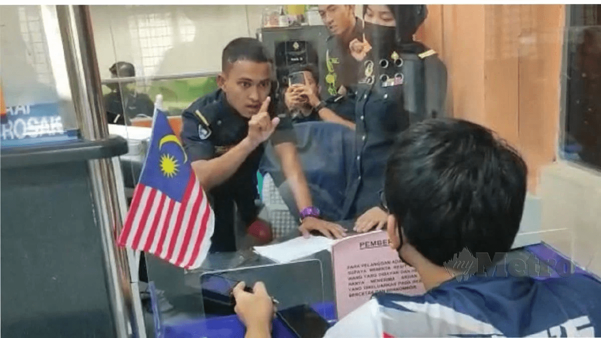 Zulhairi Zamri speaking to deaf driver