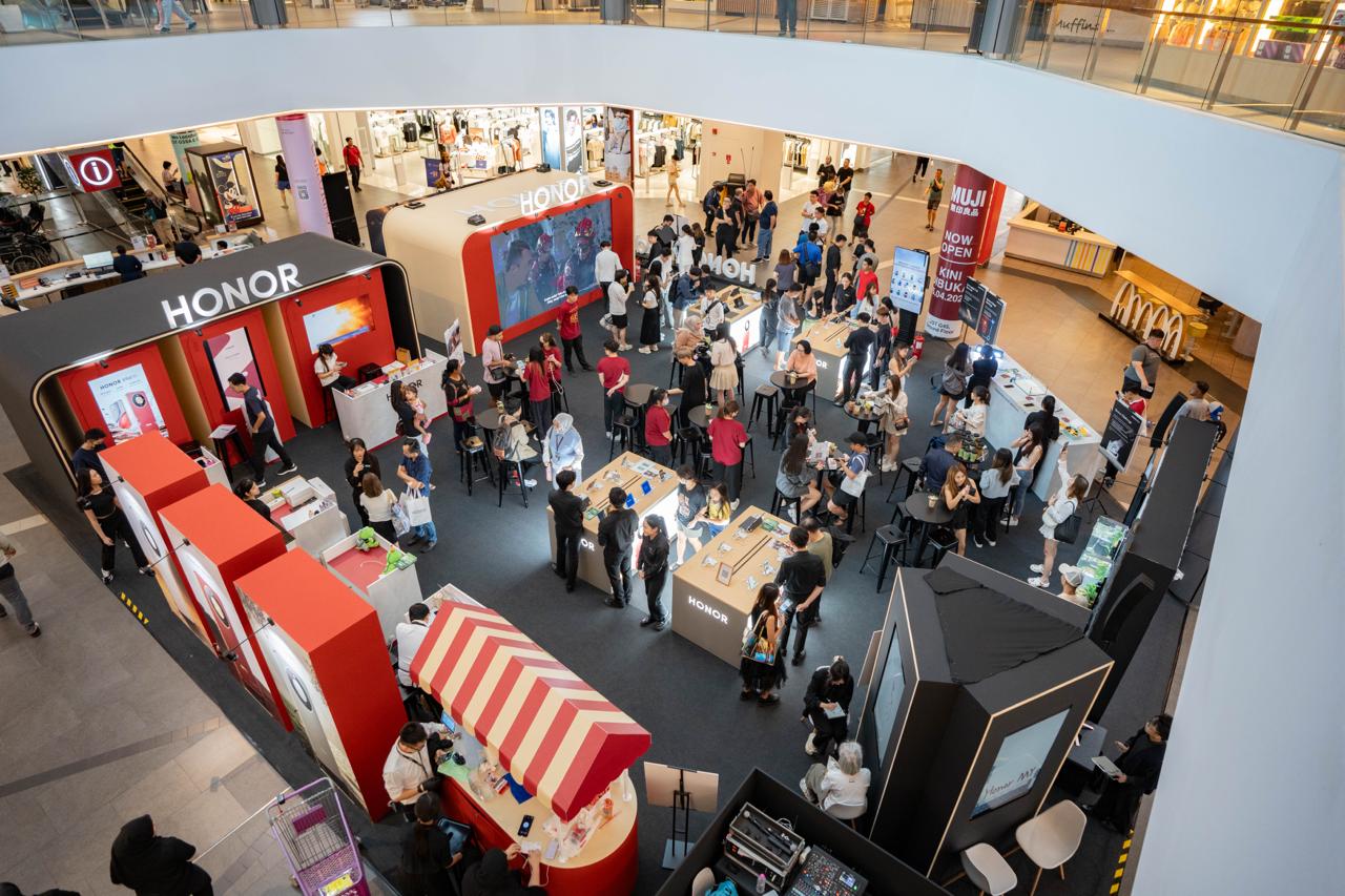 04 HONOR X9d Roadshow Crowd