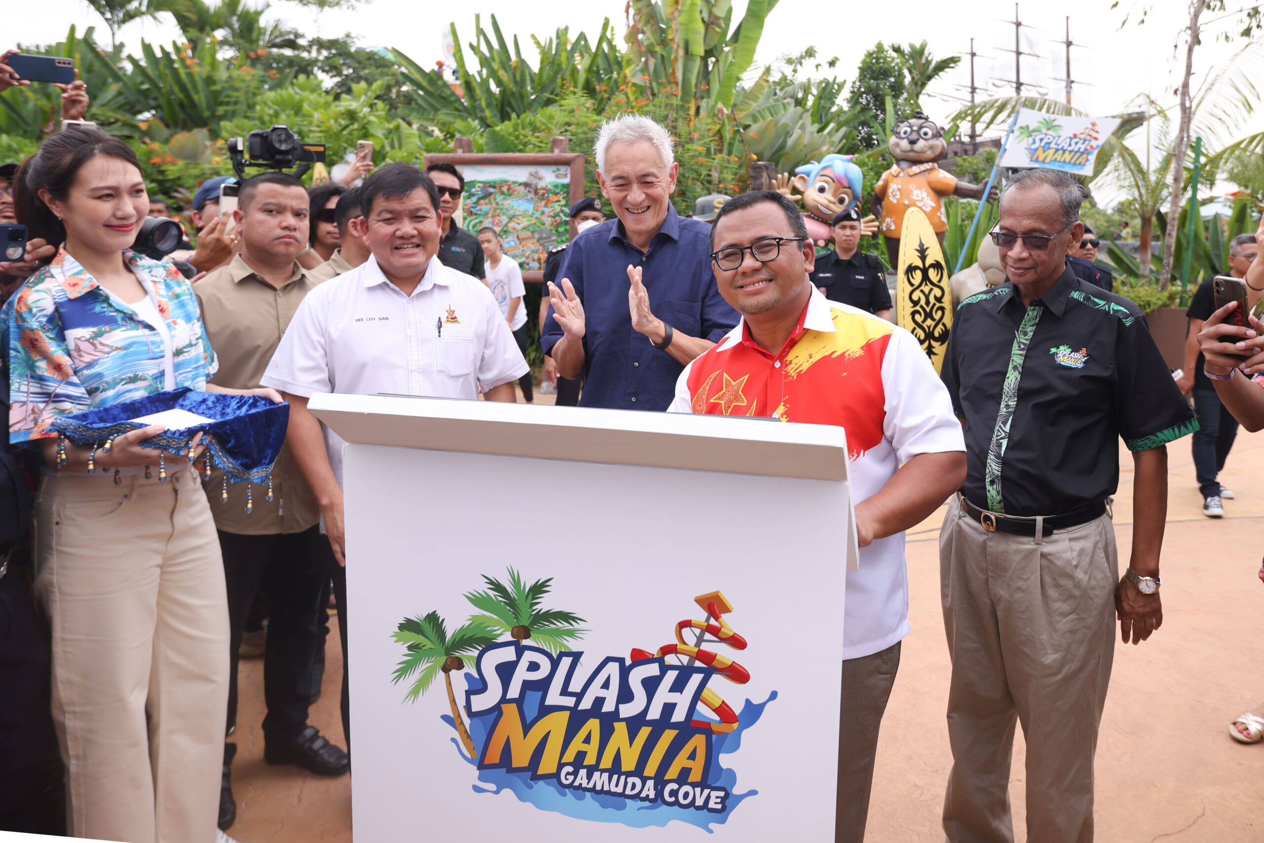 The Menteri Besar of Selangor, Y.A.B Dato' Seri Amirudin Bin Shari t official signing at Splashmania