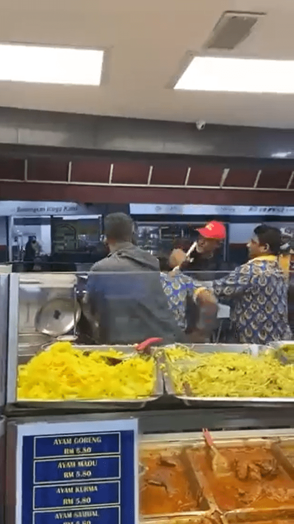 Violent Fight Breaks Out Between Staff And Customer At Pelita Restaurant In Cyberjaya