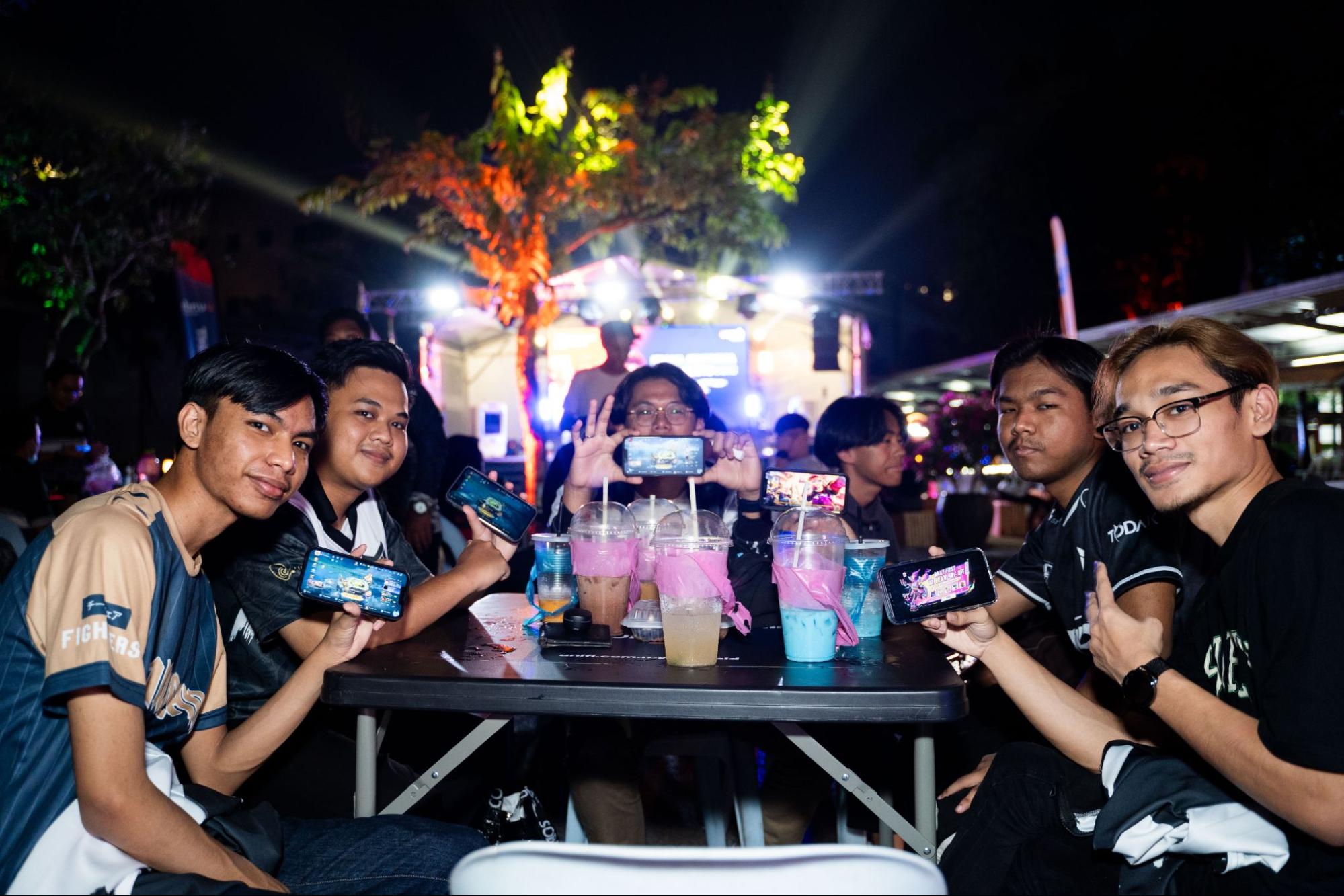 friends showing their phone