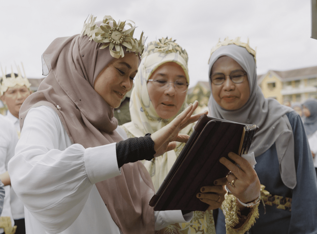 Mama Cah with the Queen of Pahang at JAKOA Event