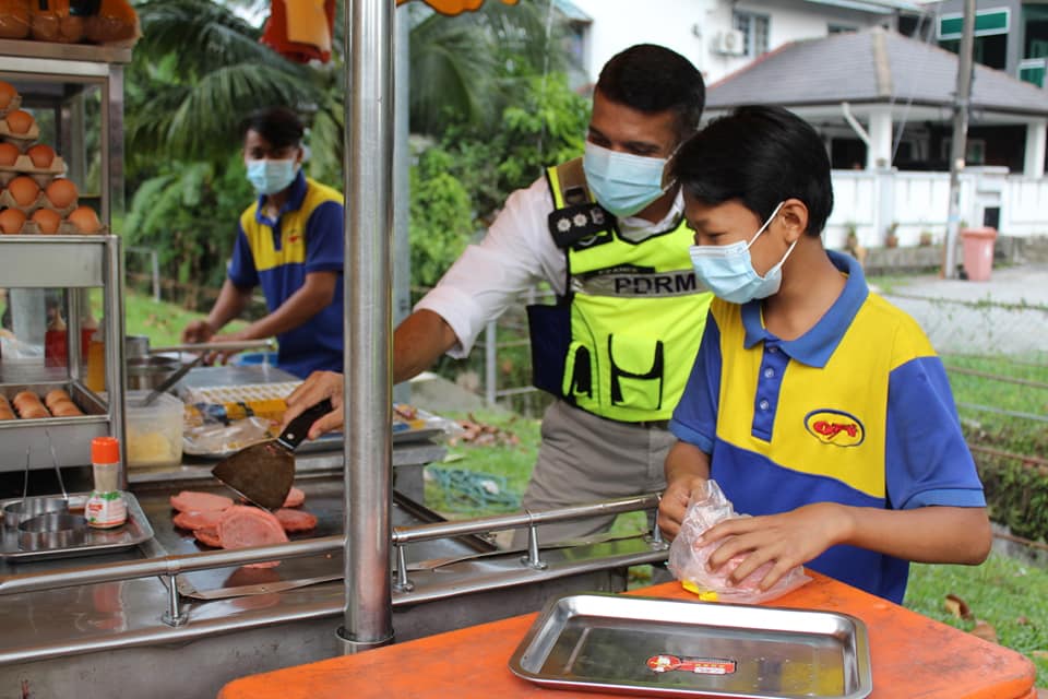 14yo burger stall worker got a new mobile phone from PJ Police Chief after a theft